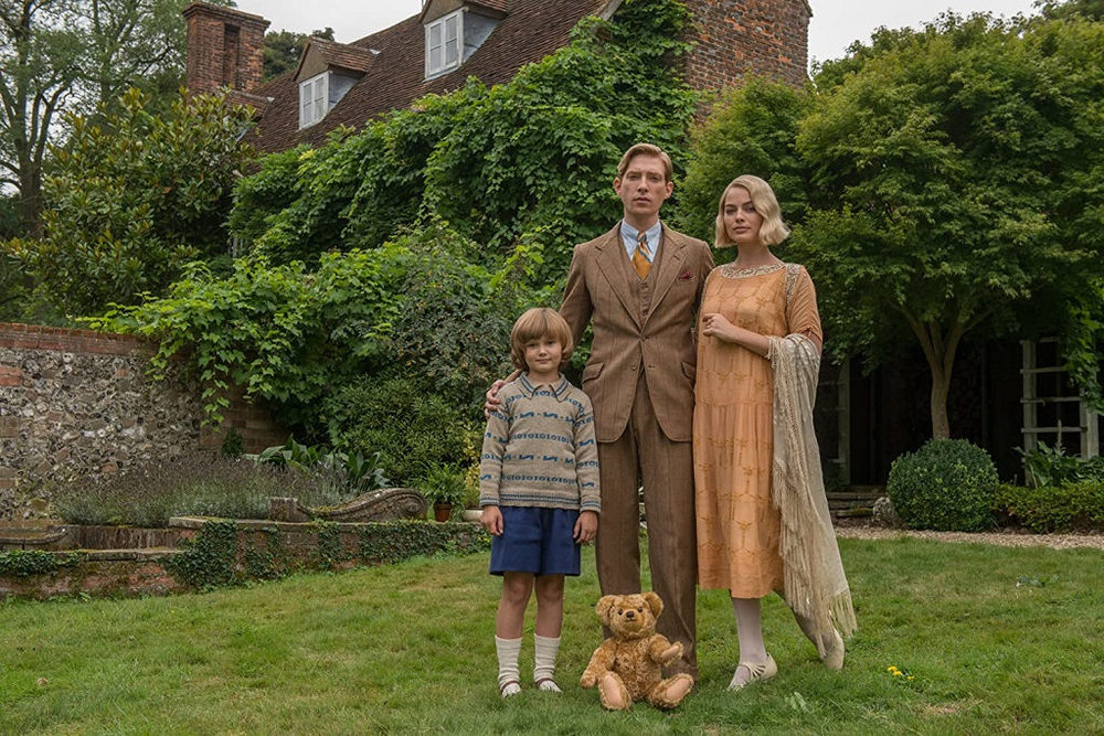 مارگو رابی، ویل تیلستون و دامنل گیلسون در فیلم «خداحافظ کریستوفر رابین» (Goodbye Christopher Robin)